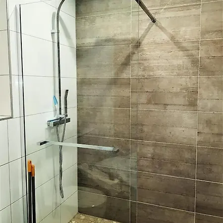 En Residence, Aux Trois-epis *